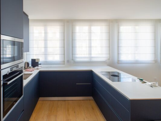 aperçu d'une cuisine avec des stores en tissu sur mesure