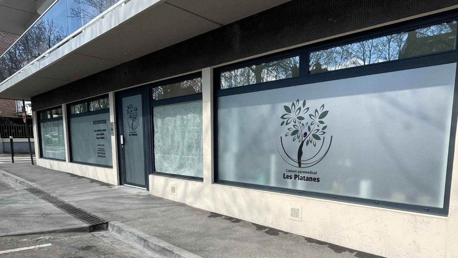 Vitro personnalisée pour un cabinet Ostéo à Amiens