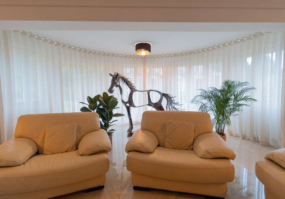 voilages blanc et rails arrondi