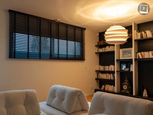 stores vénitiens noires