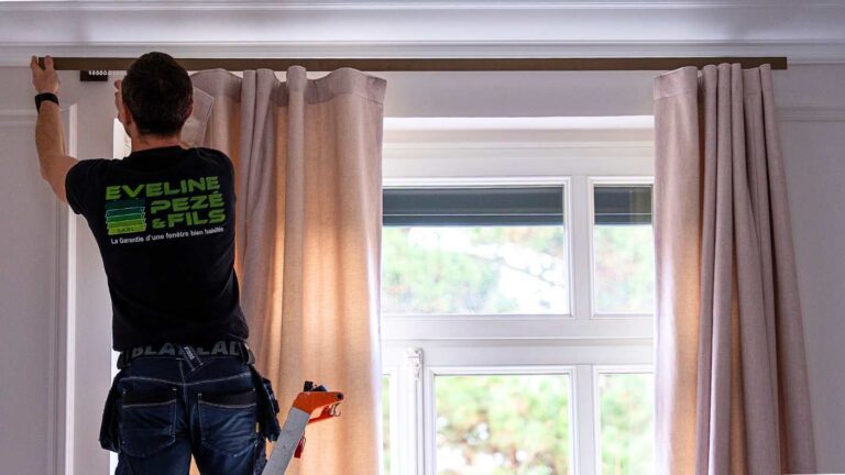 Thibault posant des tissus sur rails et tringles