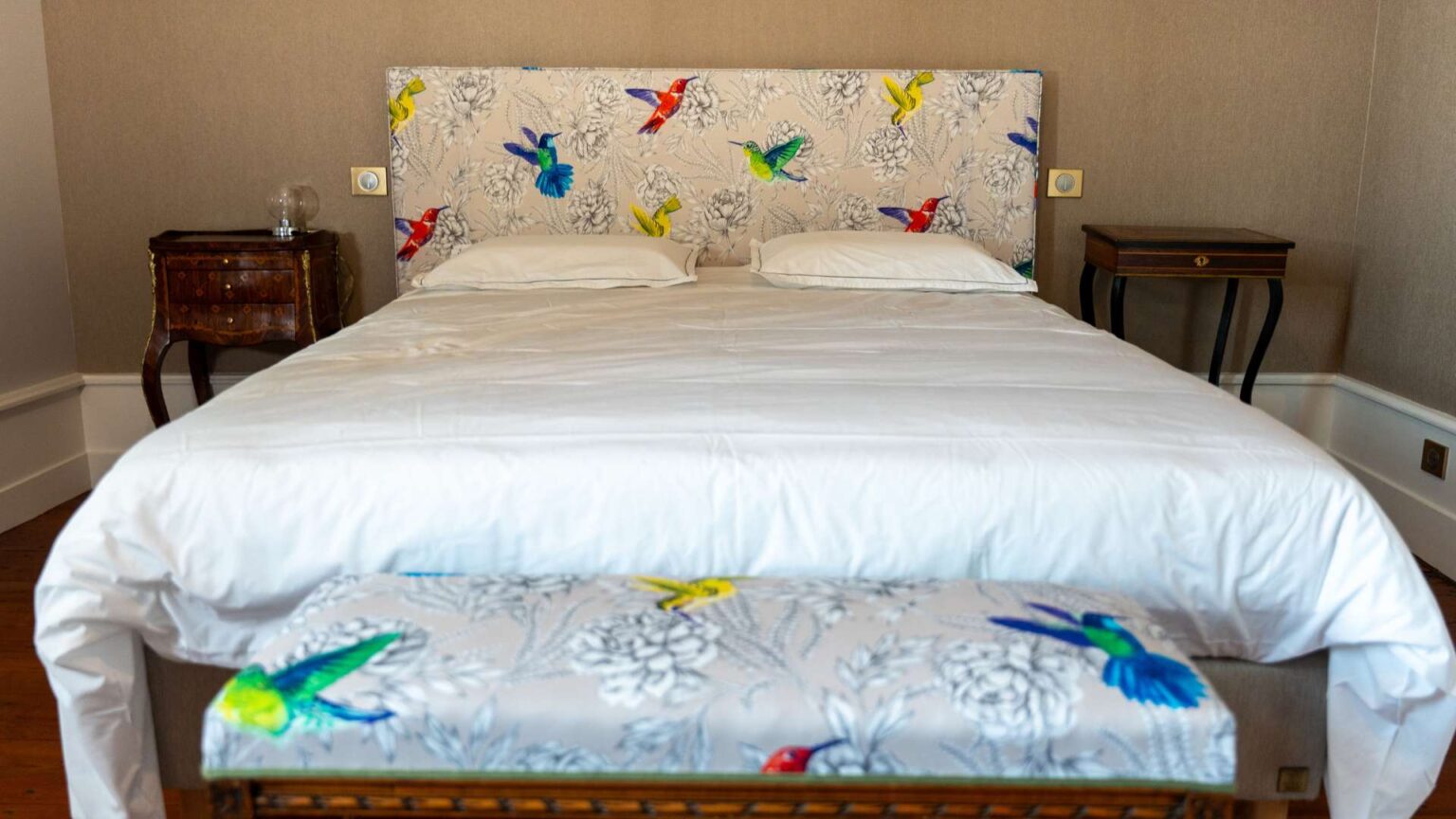 tête de lit et banc accordés