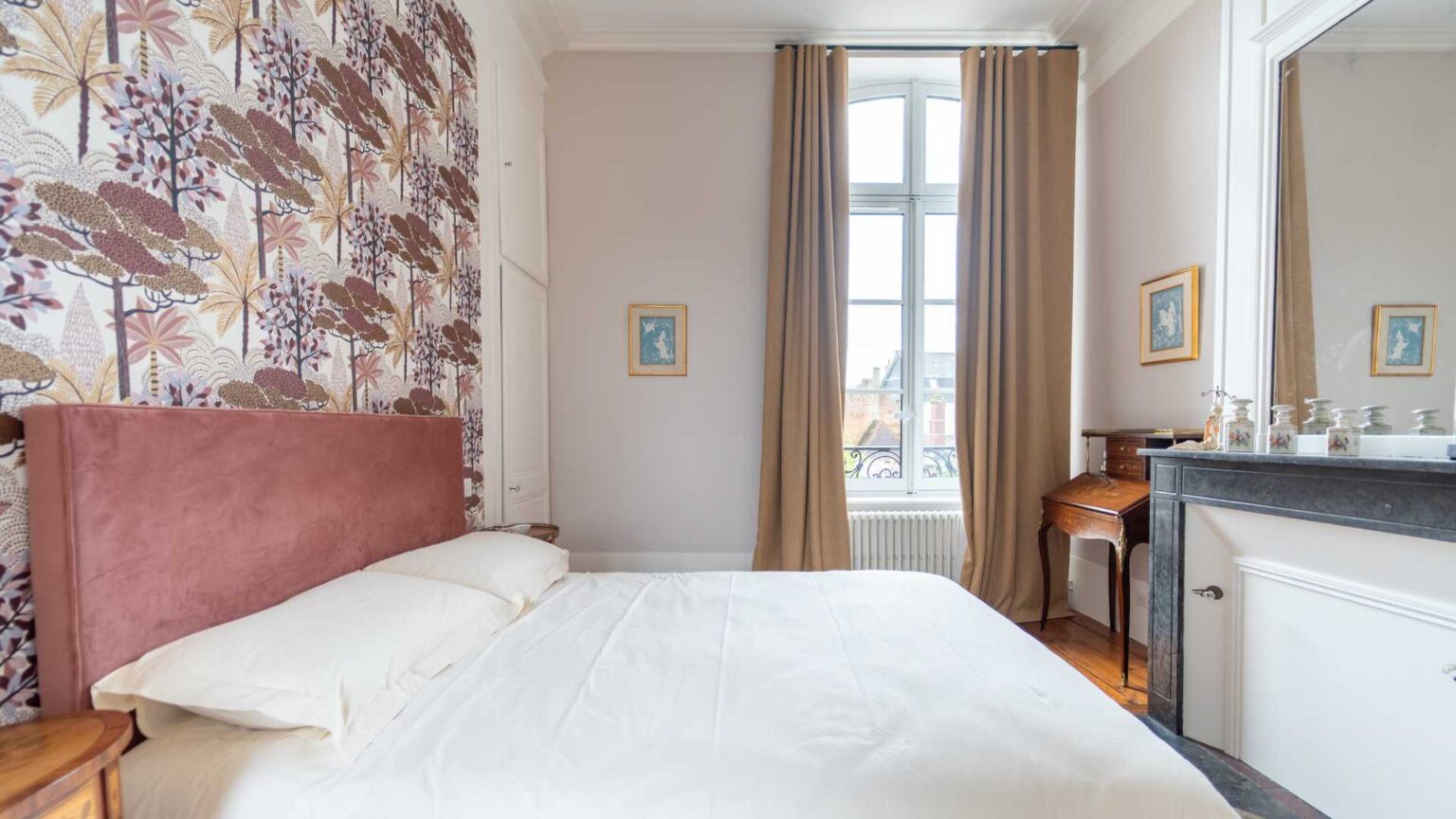 chambre rose : tete de lit sur mesure, rideaux et tringle