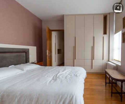 chambre parentale avec t^te de lit et stores jour/nuit réalisés par Eveline Pezé & fils