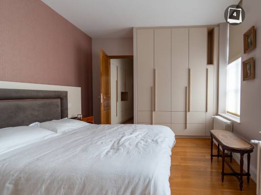 chambre parentale avec t^te de lit et stores jour/nuit réalisés par Eveline Pezé & fils