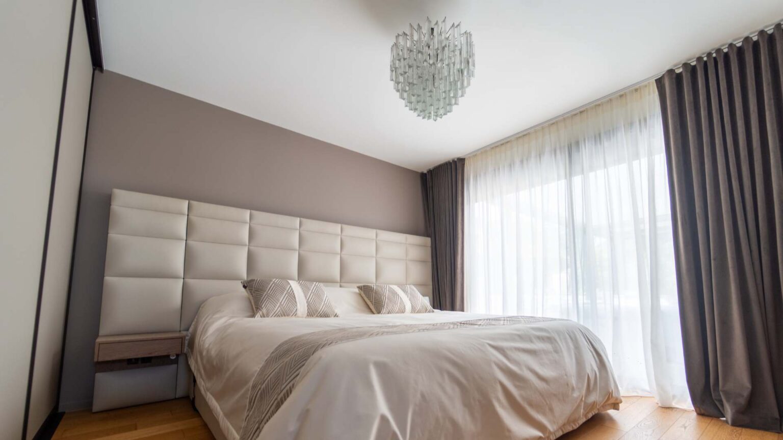 voilages ouverts sur une chambre de jour à Amiens, Dury