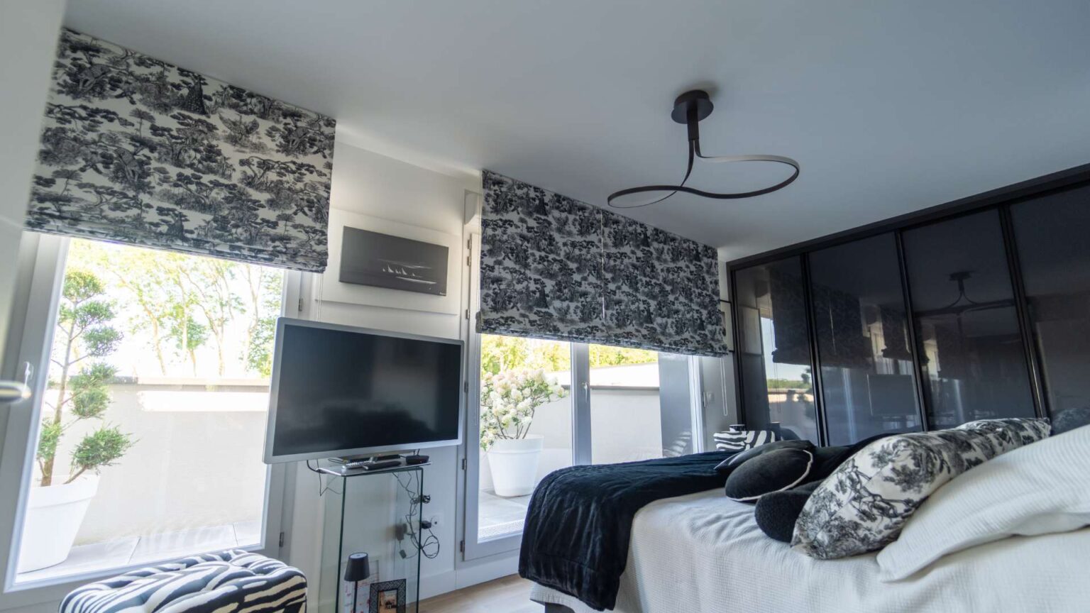 chambre parentale avec stores en tissu