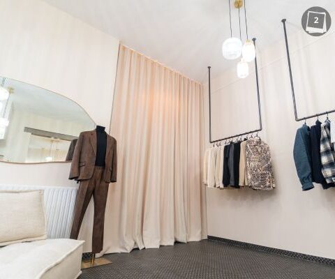 pose d'un rideau sur mesure pour boutique d'essayage