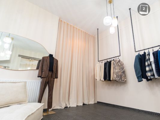 pose d'un rideau sur mesure pour boutique d'essayage